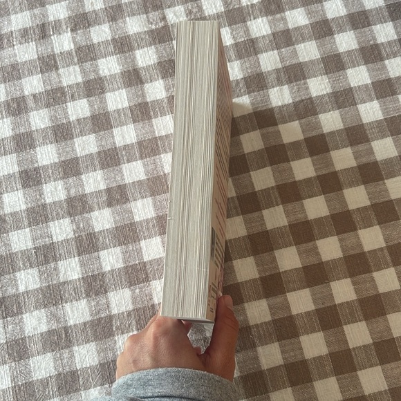 IT ENDS WITH US by Colleen Hoover BOOK - Picture 3 of 3